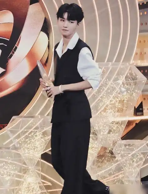 王俊凯又长高了肩宽腰窄上演霸总走姿邓紫棋当场看呆忘记走路