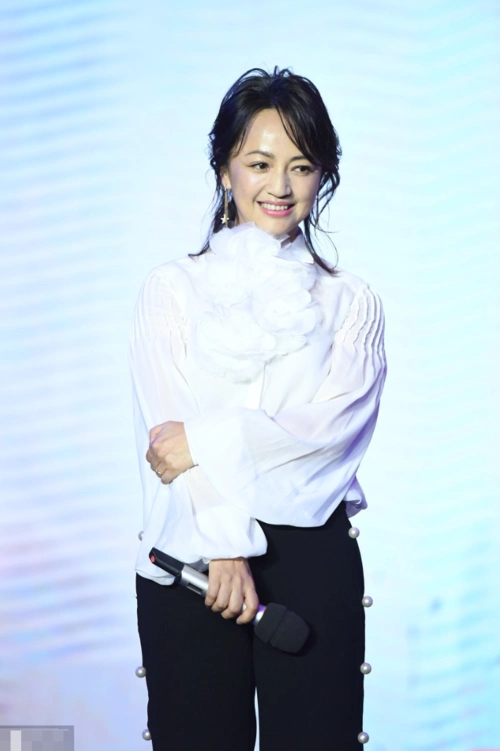 罗海琼素颜走机场,生图下嫩的气人,一点不像46岁的孩子妈!