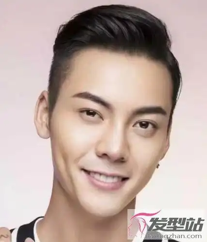 这款背头乍看就很吸引人,两侧头发是轻薄的设计,顶部头发往后梳理