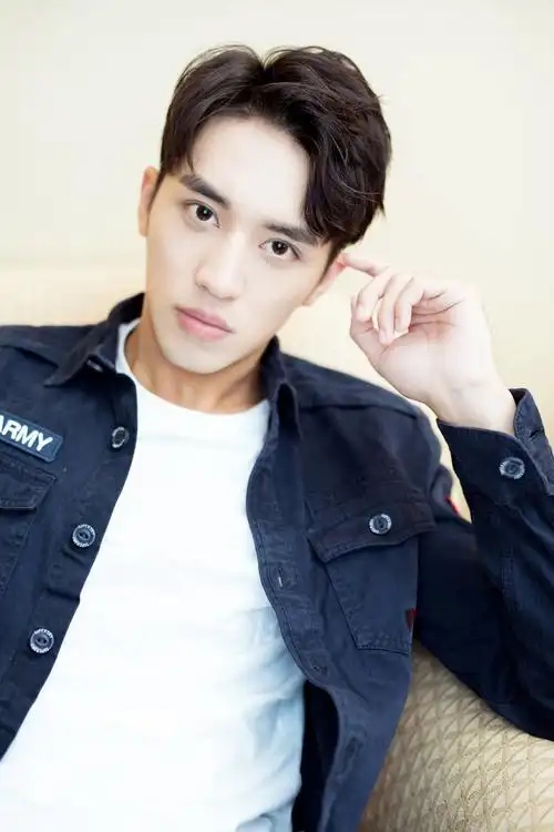 许魏洲 新闻 许魏洲: 眼神里散发着炙热的少年 带