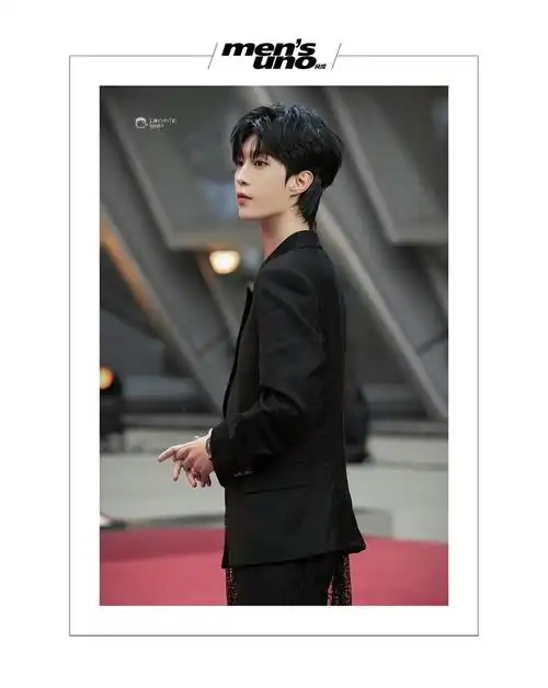 改变第一观感可以从发型入手,野性狼尾头是很多男孩