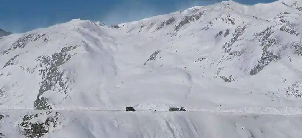 在零下42°c的长白山拍摄了这一幕,镜头对准了白雪皑皑的森林