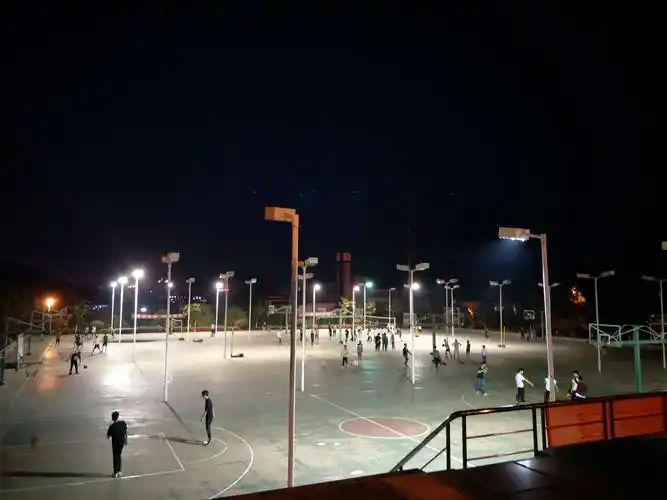 这是夜晚的灯光篮球场,有没有被吸引呢~(>ω *)