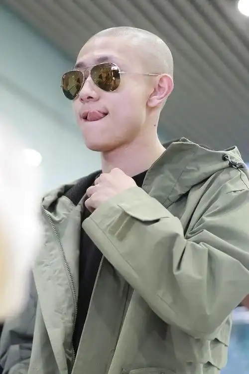 张一山光头被p发人设崩溃,机场舔唇痞笑,新"韦小宝"就是酷!_网易订阅