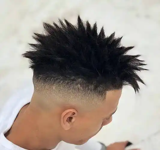 陈冠希的两边铲,张国荣的偏分等,都是如今正火的发型