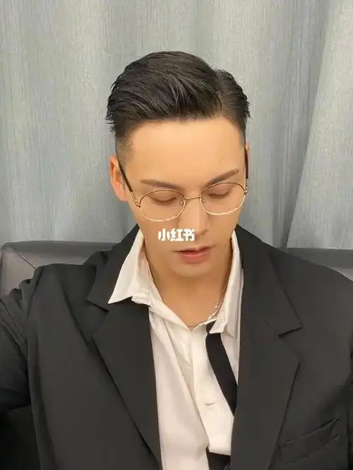 陈伟霆的雅痞油头发型