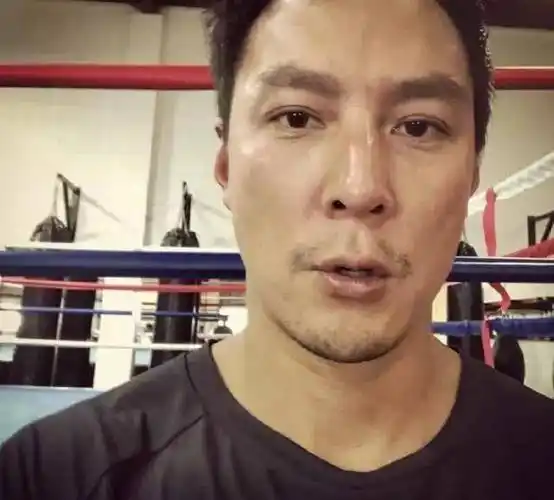 年过40的吴彦祖在发病前,由于坚持健身锻炼,身材肌肉都保持着很高的