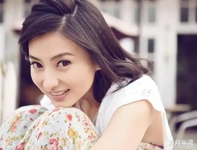 当斓曦在秀场上艳压群芳,才知道穿对了衣服的国泰民安脸是真高级