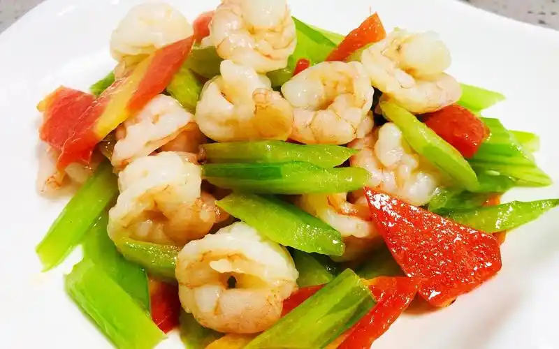 这样做出来的西芹炒虾仁,西芹爽脆虾仁鲜,不需要太多调味料