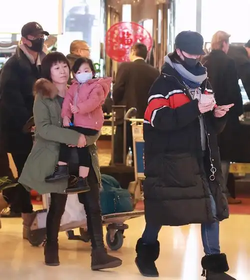 朱亚文沈佳妮相爱七年,如今有两个可爱的女儿,一家四口其乐融融