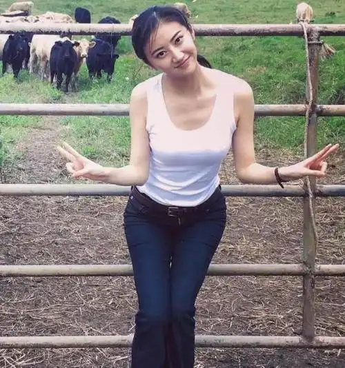 看了景甜10年前的青涩照再对比如今的美照差的都是女人味