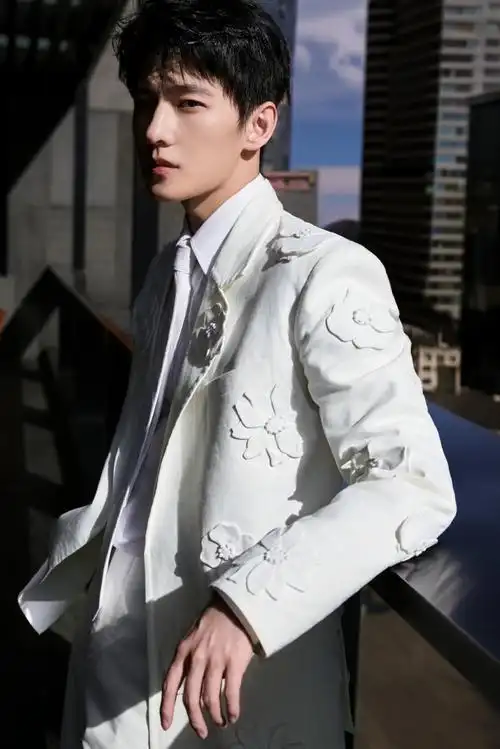 杨洋把花印在了西装上