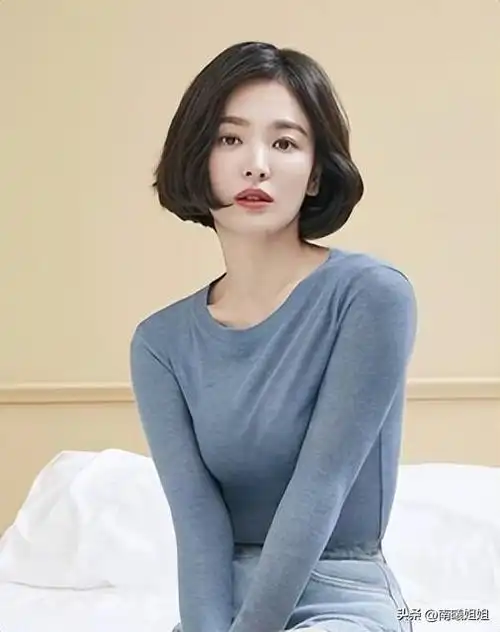 4,50岁的女人尽量别留长发,烫小卷!换成这3种发型,洋气又减龄!