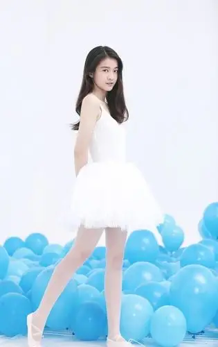 张雪迎吊带白色芭蕾舞群尽显精灵气质