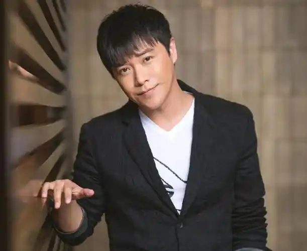 表面上是个演员实际是公司大老板这些明星一个比一个有实力