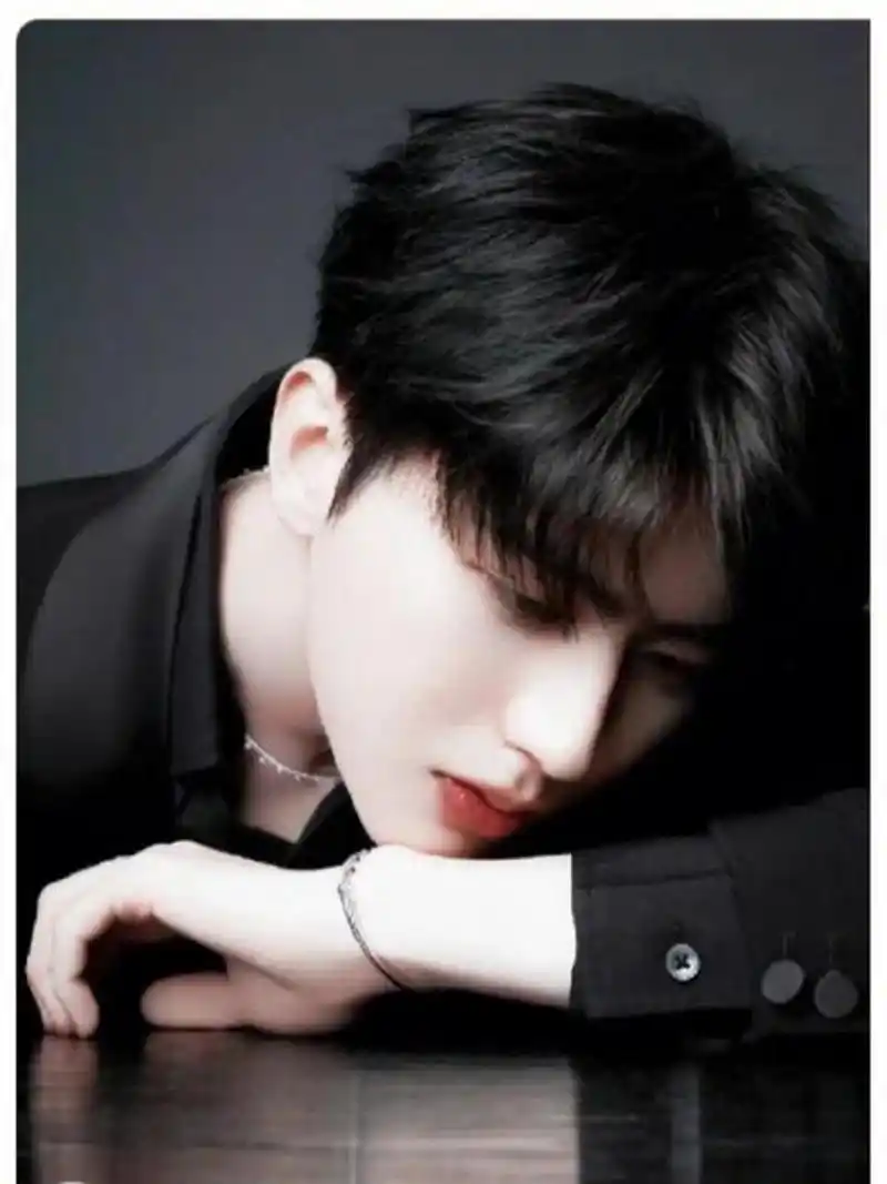 蔡徐坤跟出道前女友结婚,这是要塌房?