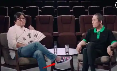 高晓松采访张艺谋跷二郎腿几乎踢到对方水杯张艺谋反应好尴尬