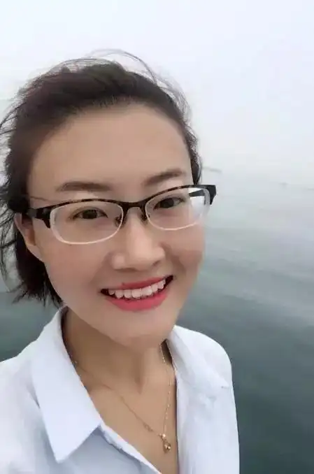 小学五年级时就已戴上了400度的眼镜,那会班里的同学还没有太多近视的