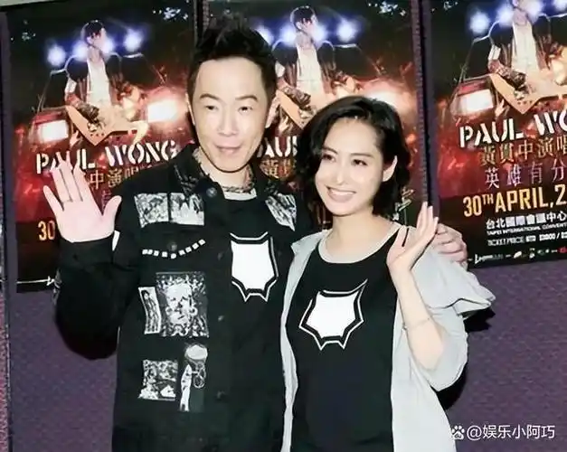 朱茵母女现身黄贯中画展52岁朱茵打扮时髦女儿越长越像妈妈