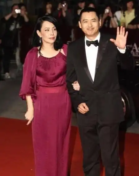 周润发和老婆陈荟莲亮相穿牛仔外套搭配白色长款帅气十足