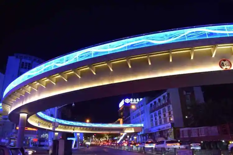 随手拍一拍西昌新晋网红打卡地:胜利北路人行天桥,美的 .