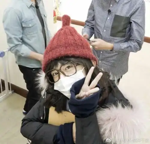 易烊千玺女装扮相比耶自拍显呆萌 自夸:真俊