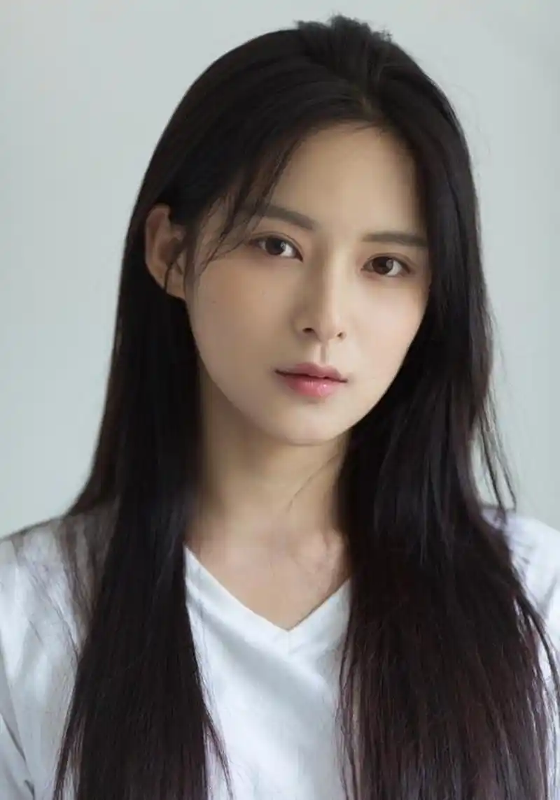 孙安可,曾用艺名张晓唯,1998年2月2日出生于吉林省通化市,中国内地