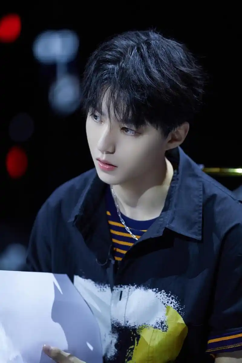 王俊凯解开白衬衫配黑色领带,尽显成熟魅力