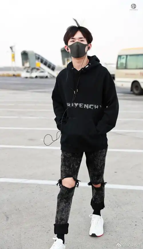 易烊千玺身穿黑色卫衣 破洞裤,今日北京出发上海