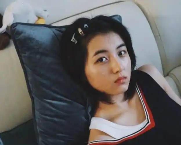 张子枫现身成都,皮肤白嫩侧颜超美,同框168女演员,身高真相了_时候