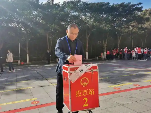 监票人当众检查票箱并贴上封条,工作人员有序发放选票,1400余名师生