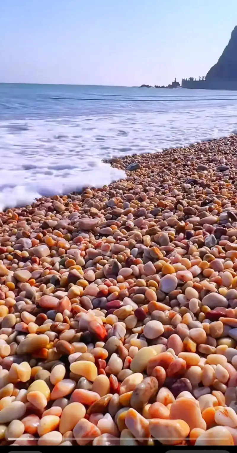 月牙湾鹅卵石海滩 ,感受大自然的气息和美景 ,如果有时间你一 - 抖音