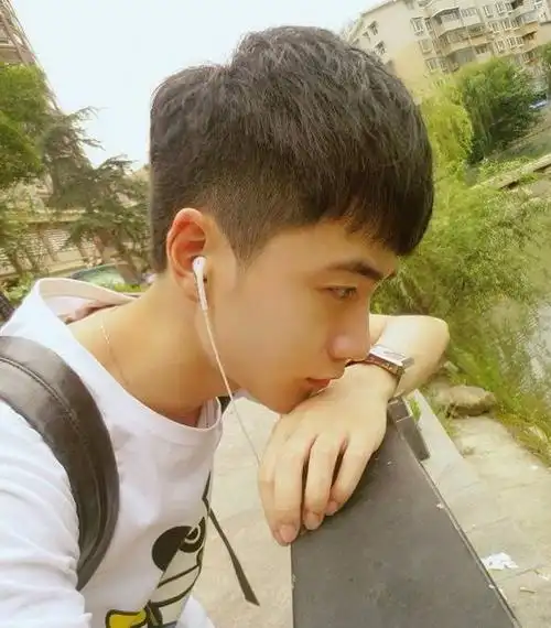 我的头型尖,而且头上两个璇,两个璇中夹杂着一点头发老是翘起来,留