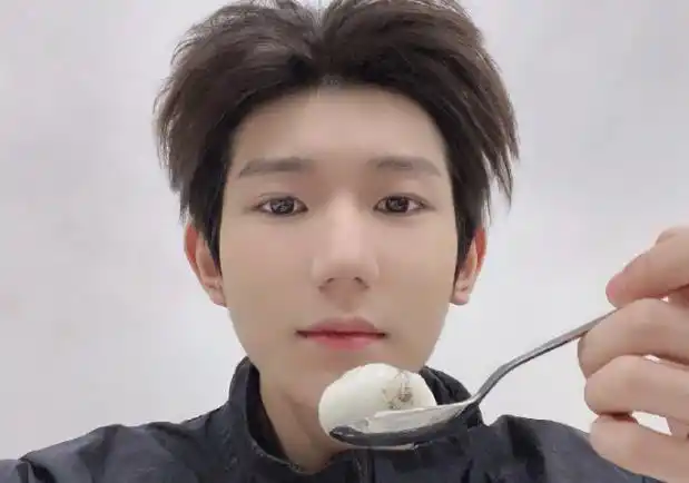 王源晒吃汤圆照片,用的碗筷外观独特,家里有人结婚才用得上?