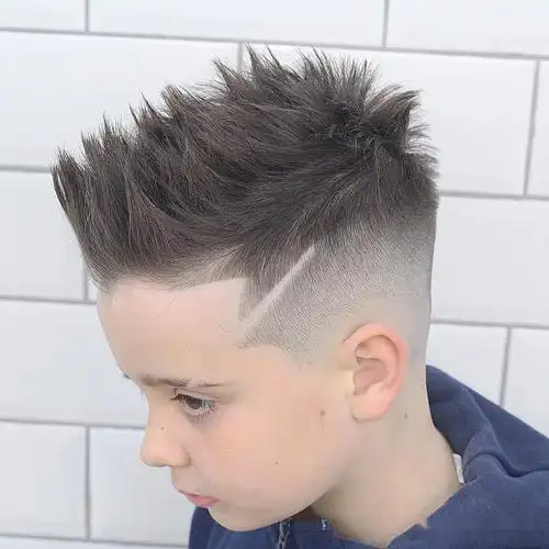 整理好以后用定型喷雾加以固定,炫酷的立体飞机头造型就算打理完成了