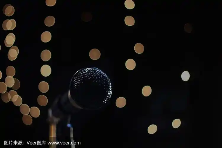 唱歌麦克风上的黑色背景和文字空间