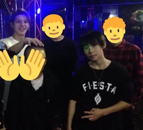 推特上有人扒的冬冬与三浦老师同框照