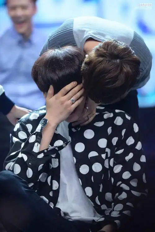 贴脸颊安慰被欺负的灿灿.