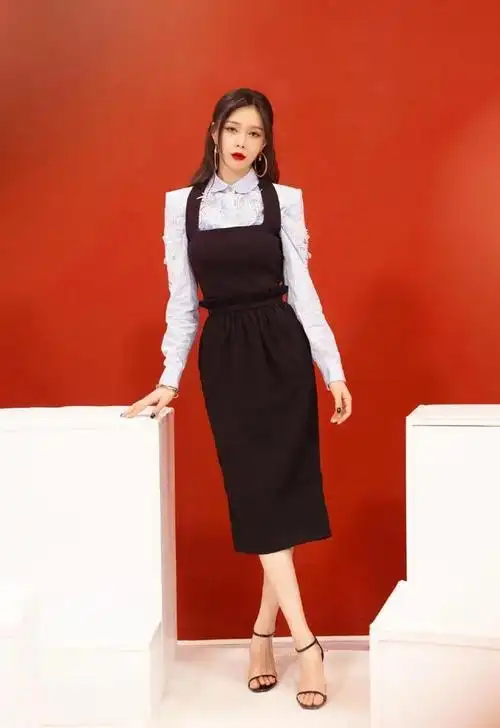 沈梦辰婚后二次发育了吗穿粉色露脐装太显嫩身材曲线让人心动