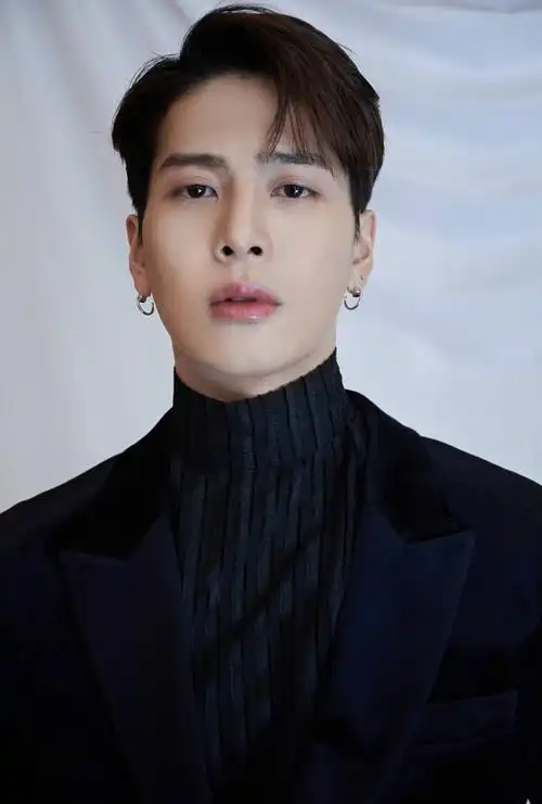 简介:王嘉尔微博之夜酷帅写真图片,分享一组王嘉尔图片给大家,图中的