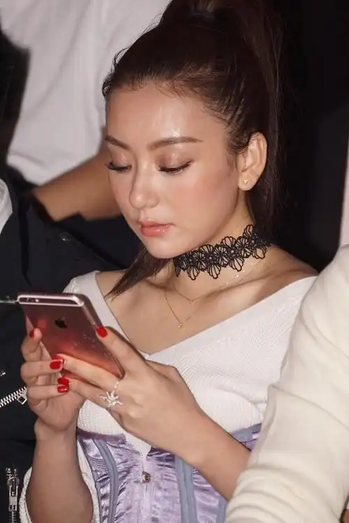 方媛这么穿衣服看着就很勒得慌一双长腿不输超模真让人心动