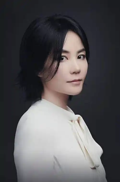 52岁王菲代言内衣穿睡袍扭腰颠覆高冷女神范2