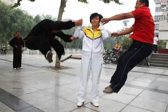 太极大师闫芳造假被揭发网友她徒弟的演技堪比周星驰