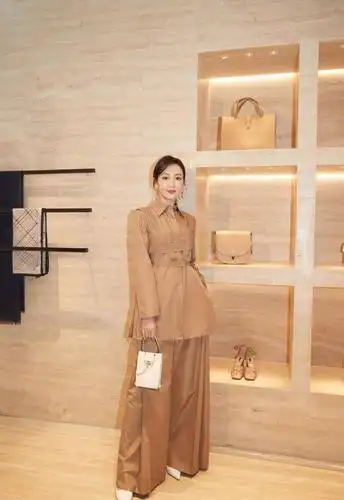 王鸥的造型太美了淡黄色蕾丝长裙凸显优美身材妥妥的女神范