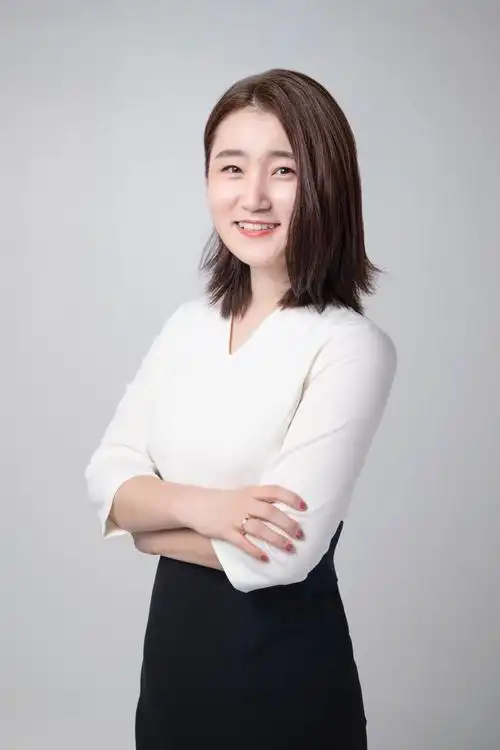 我宝贝女儿因为职业的需要,到嘉定区喜满客影城的影楼,拍摄工作照.