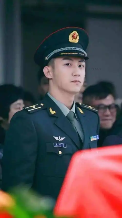 中国版柳时镇上线,黄景瑜新剧定妆花絮照发布,军装扮.