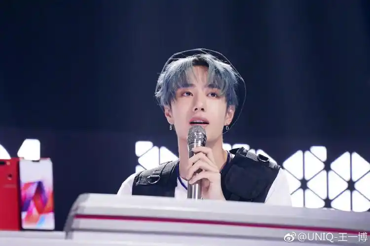 王一博分享200526甜甜的那年今日王一博化身最帅机长可甜可盐的王老师