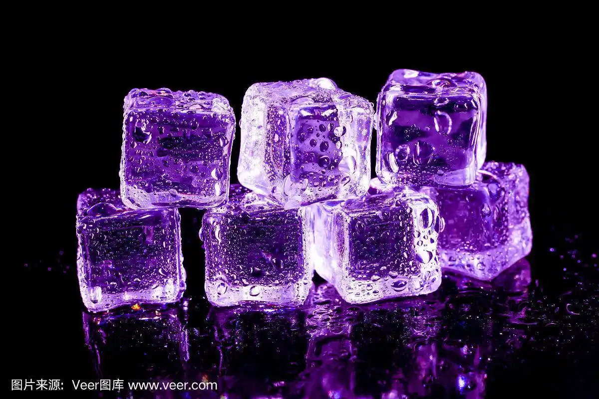 黑色桌子上放着紫色的冰块.