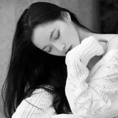 美女黑白系女生头像图片
