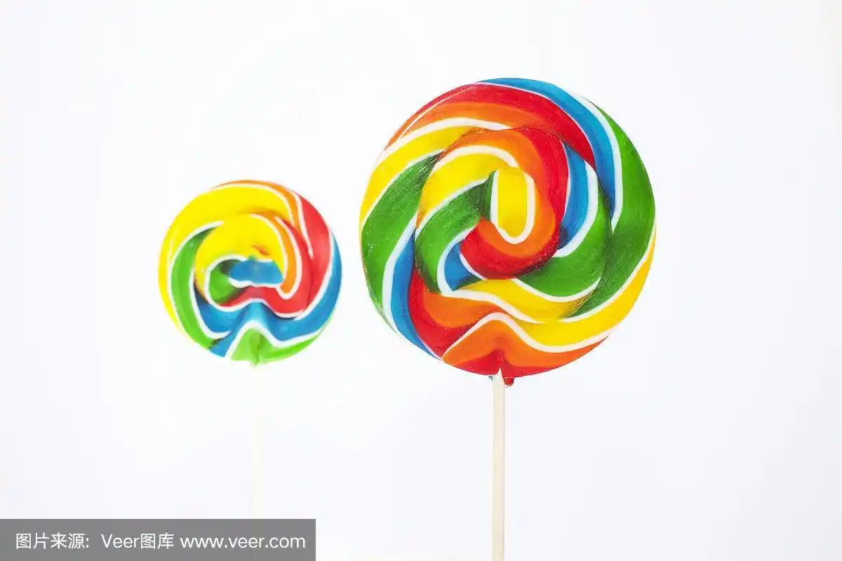 两个五颜六色的圆形棒棒糖